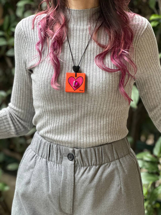 Simbolo Cuore con pietra cucita a mano